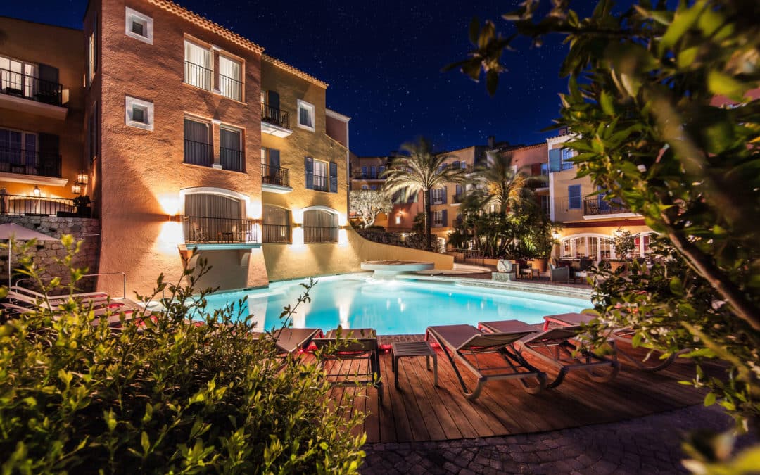 Sumérjase en la opulencia y el encanto intemporal del Hôtel Byblos de Saint-Tropez